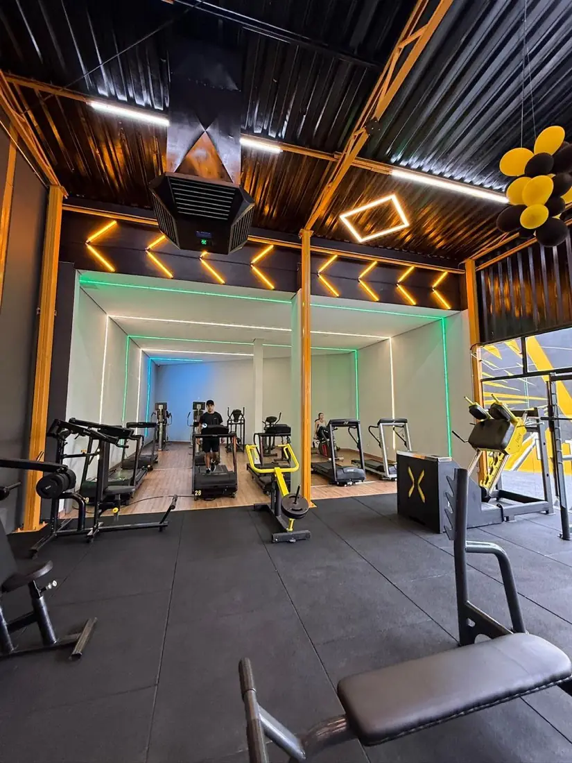 Espaço de treino funcional e cross com gaiola na academia VL Fitness em Contagem