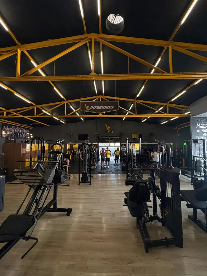 Estrutura interna ampla e iluminada da academia VL Fitness em Contagem