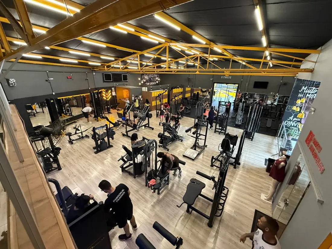 Salão de musculação amplo e bem iluminado da academia VL Fitness em Contagem