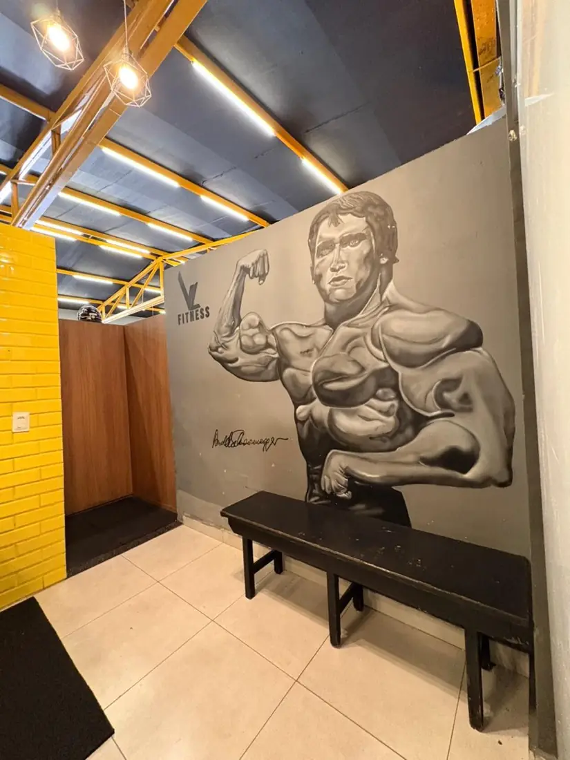 Mural do Arnold Schwarzenegger na área interna da academia VL Fitness