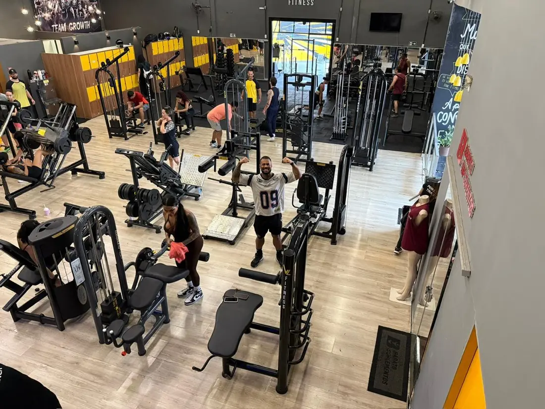 Equipamentos de musculação e alunos treinando na VL Fitness, Novo Eldorado