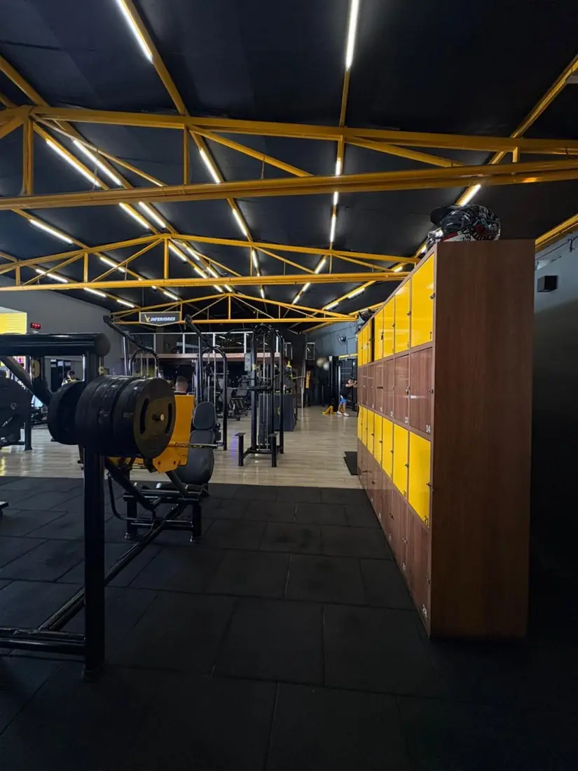 Área de peso livre com anilhas e armários na VL Fitness, academia no Novo Eldorado