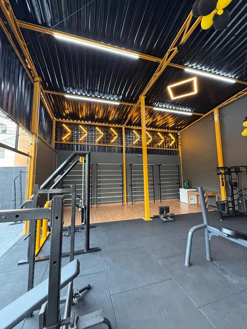 Área de treino funcional com gaiola e halteres na academia VL Fitness em Contagem